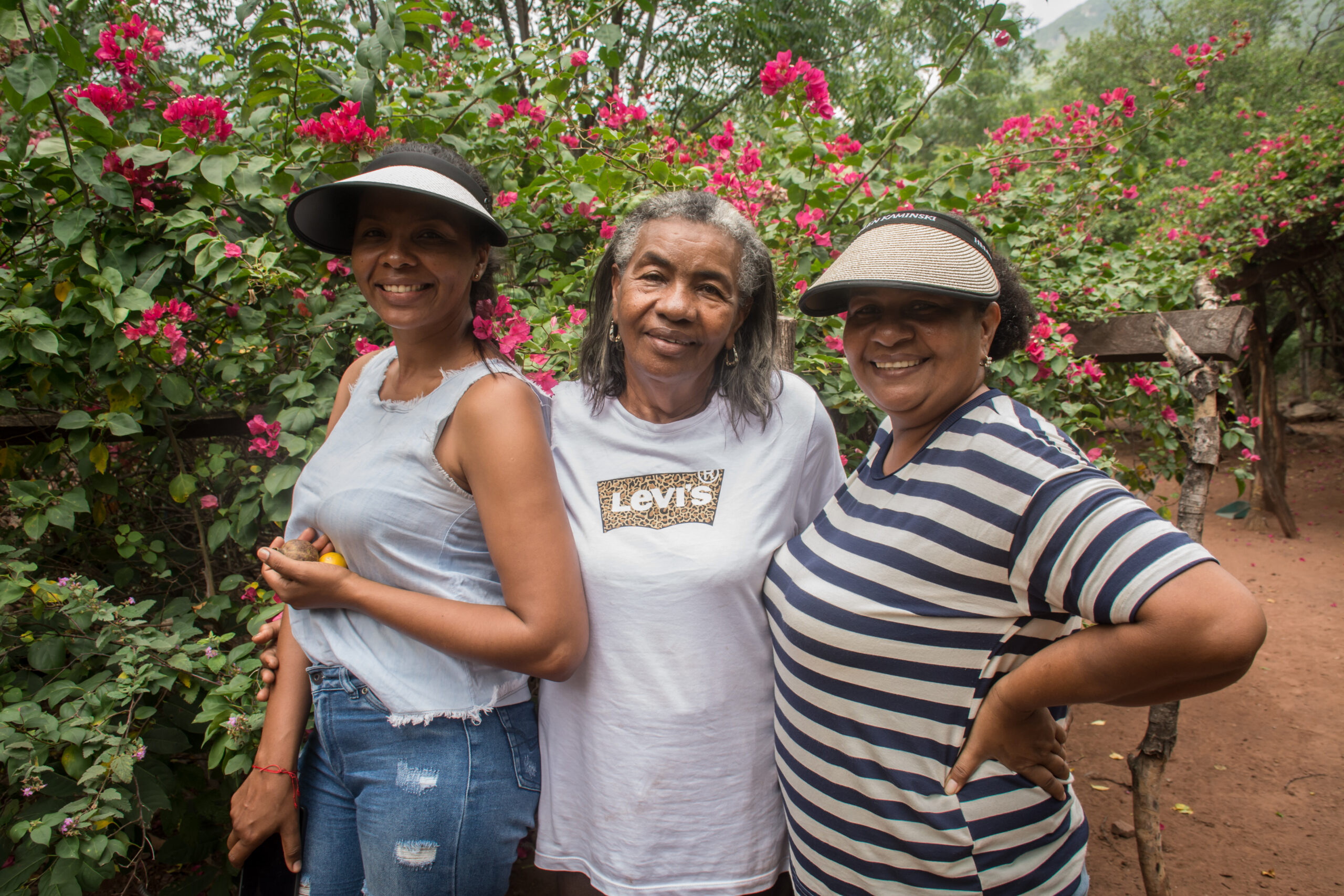El Consejo Comunitario de las Familias Negras Descendientes Hoscas de Voladorcito ha enfrentado décadas de afectaciones por su cercanía a los tajos que han dejado la explotación minera de carbón. A menos de dos kilómetros de los tajos y botaderos, la comunidad convive con material particulado constante, contaminación acústica, el deterioro del arroyo Cerrejoncito y la pérdida de biodiversidad. Sin acceso a agua potable ni servicios básicos, el impacto del extractivismo ha forzado a muchas familias a desplazarse, dejando atrás sus saberes ancestrales.